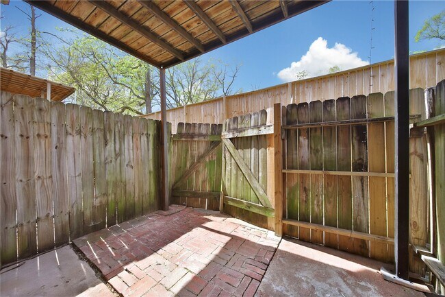 Building Photo - 28 Lakeway St