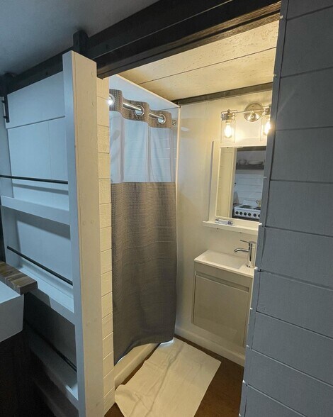 Full Shower - 3826 Marianna Rd