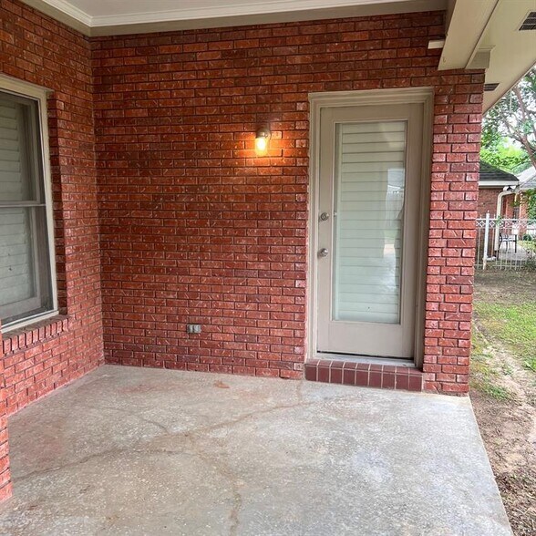 Building Photo - 8706 Twelve Oaks Ln