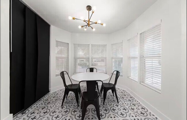 Building Photo - Stunning Home with Spacious Layout & Modern Upgrades