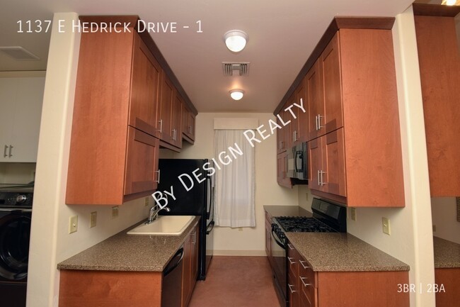 Building Photo - Custom 3 Bed 2 Bath in North Midtown