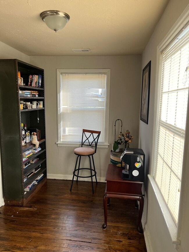 Building Photo - 2-bedroom 1 bath cottage