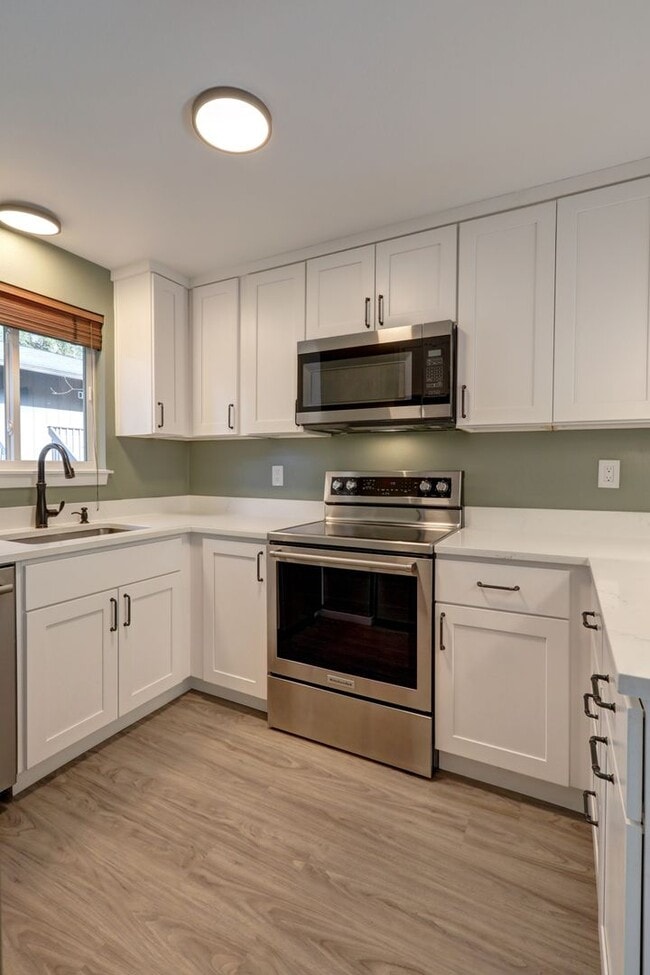 Building Photo - Large 2bd, 1.75ba Condo Available in Perfect Bellevue Location!