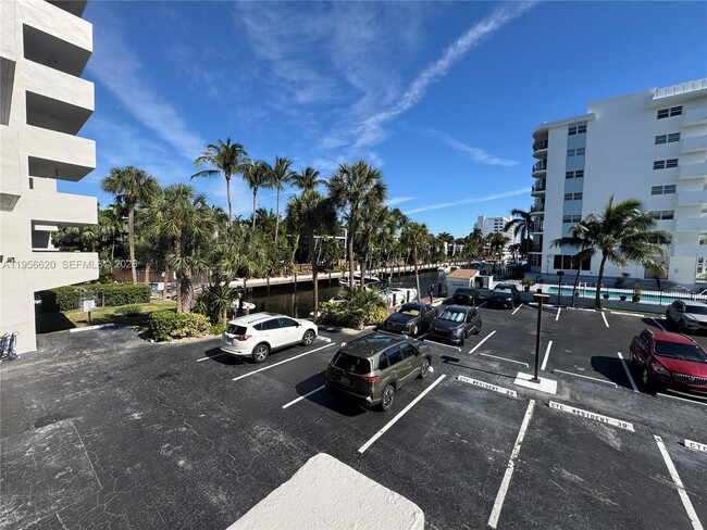 Building Photo - 4800 Bayview Dr