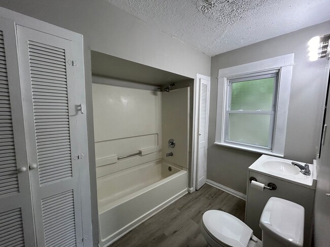 Building Photo - Spacious 3-Bedroom, 1 Bathroom Home Locate...