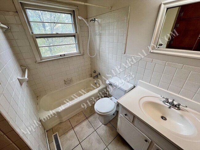 Building Photo - Darling 4 Bed 2 Bath Ranch in Olathe-Available NOW!!