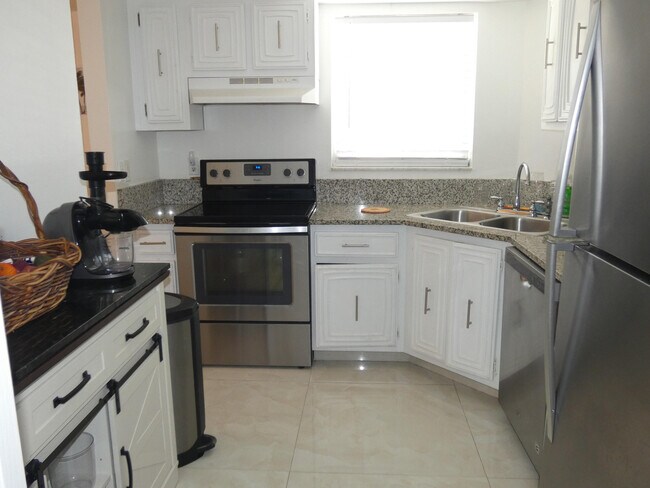 Building Photo - 18081 SE Country Club Dr
