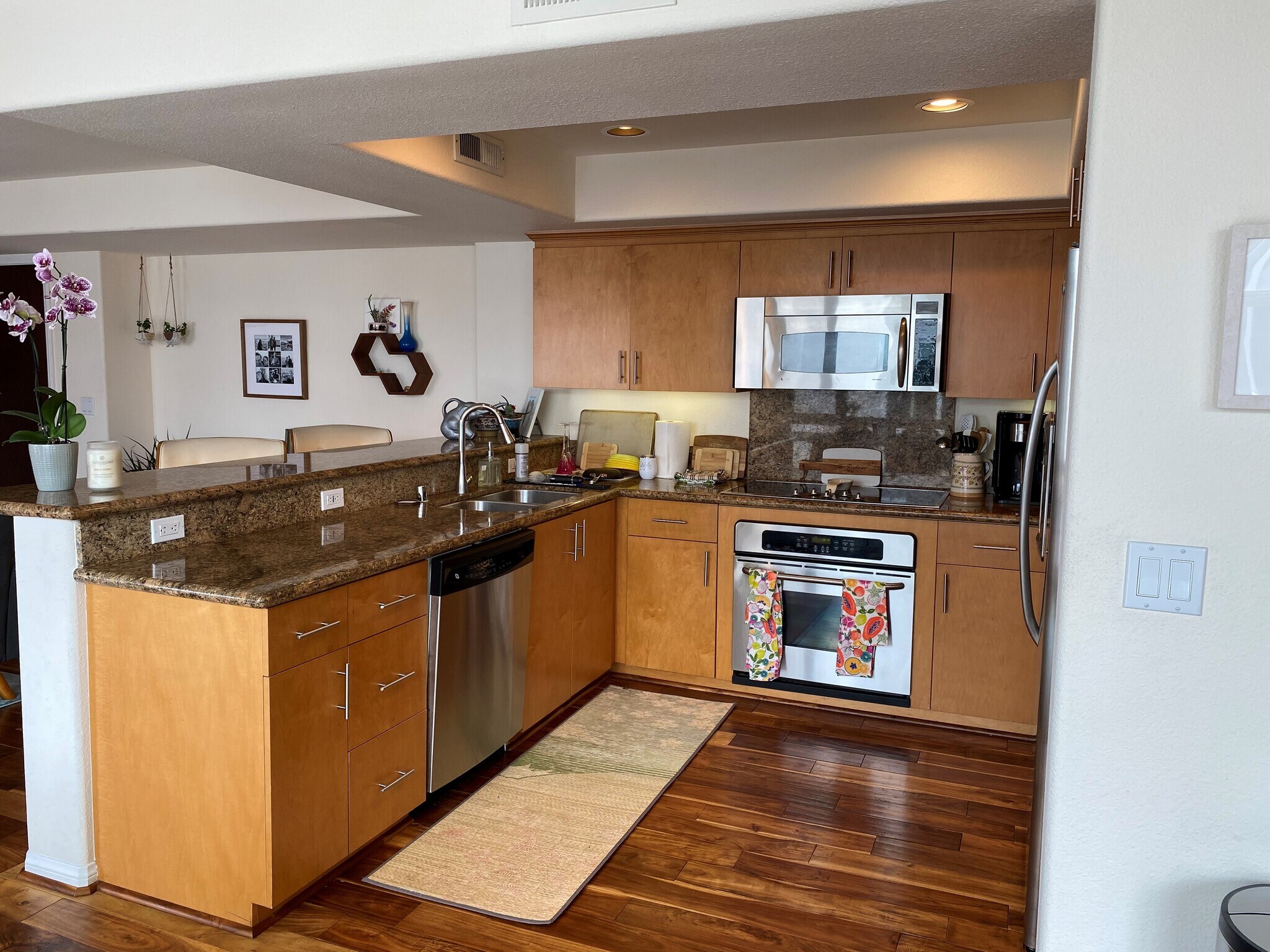 open concept living area with huge south facing windows - 924 Hornblend St