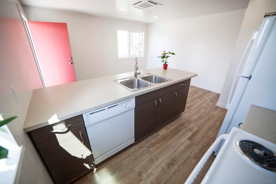 Building Photo - 308 S Ute Ave