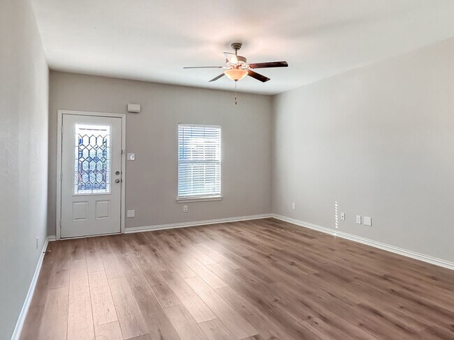 Building Photo - Beautifully Refreshed 3-Bedroom Home in De...