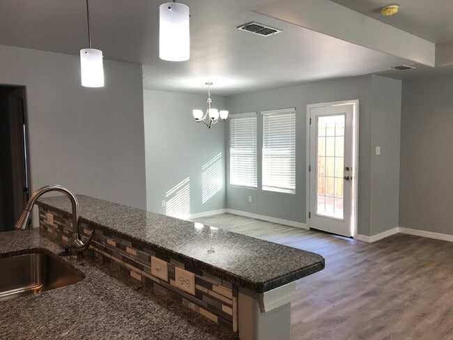 Building Photo - 3/2/2 In Willow Bend!