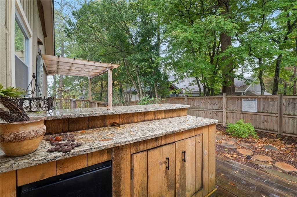 Building Photo - 4040 Summit Dr