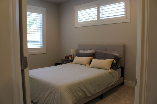 Building Photo - Beautiful Wollochet Bay 3-Bedroom Town Home