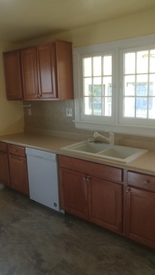 Building Photo - 9946 Carlyle Ave