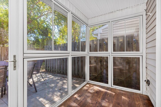 Building Photo - Townhome in The Market Common!