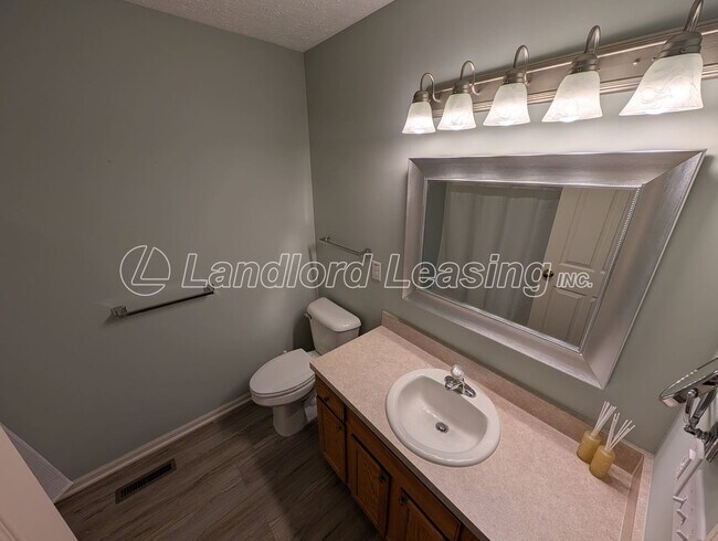 Building Photo - Well-Maintained Ranch in Pin Oak Preserve with Fireplace & Den