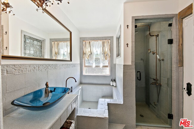 Building Photo - 2851 Seabreeze Dr