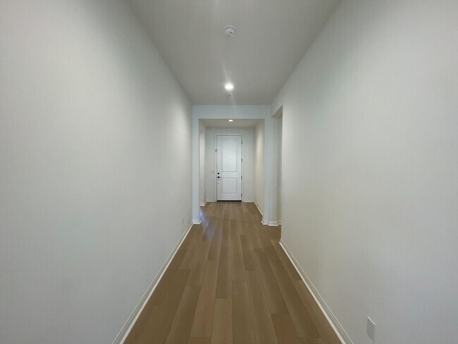 Building Photo - Comfortable & Convenient Living in the Hea...