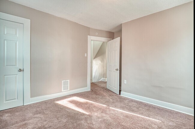 Building Photo - 921 Miller Ave