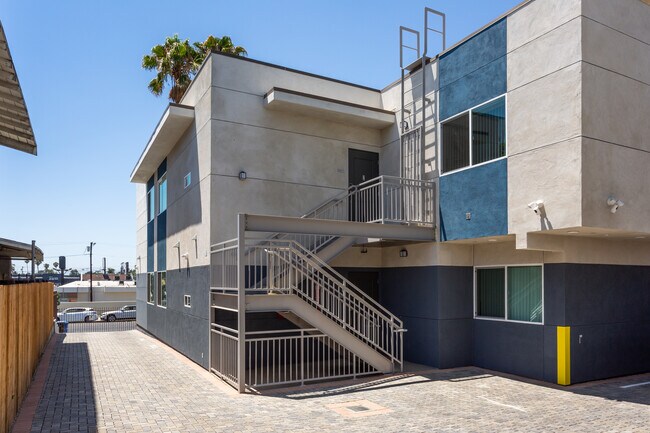 Building Photo - 112 N Oxford Ave
