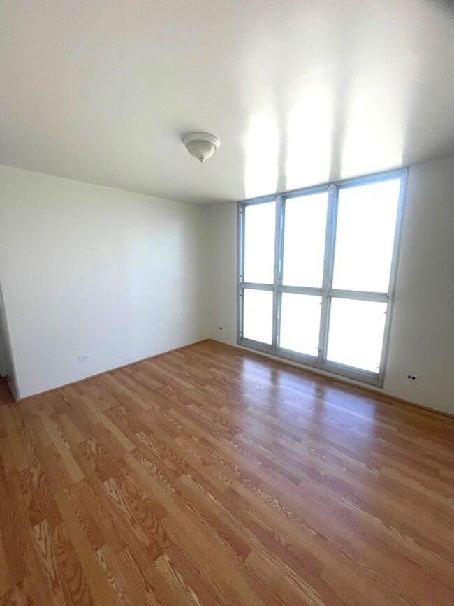 Building Photo - 3 Bedroom / 1.5 Bath in Honolulu