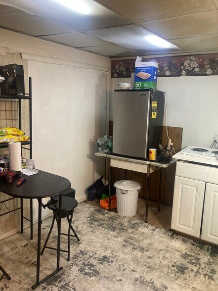 Small table, chair,kitchnet, minifridg - 764 Lenore Ln