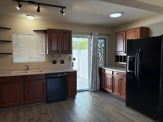 Building Photo - 2 Bed 1 Bath Twin Home Unit in Youngtown, ...