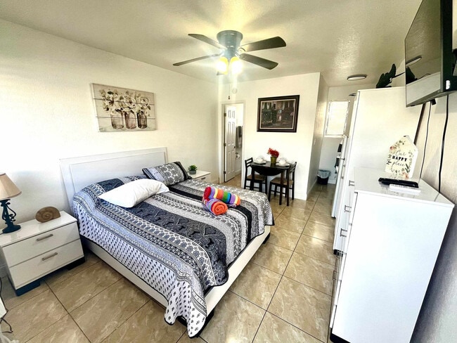 Building Photo - 338 Van Buren St