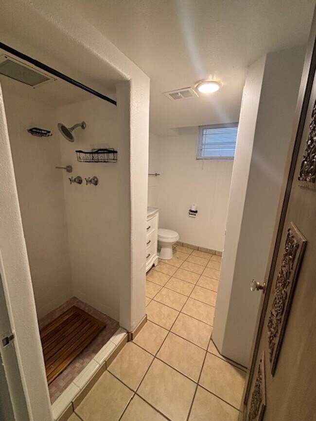 Building Photo - 419 W 5th Ave