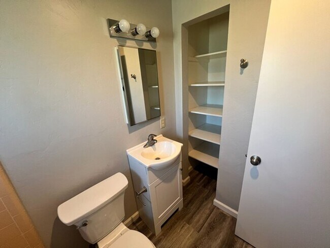 Building Photo - One Bedroom Upstairs Reno Apartment
