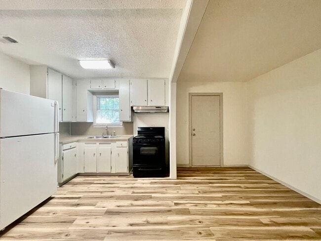 Building Photo - Centrally Located & Fully Updated