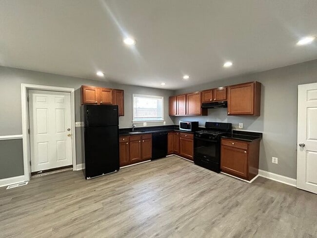 Building Photo - 2 Bedrooms 2 Bathrooms