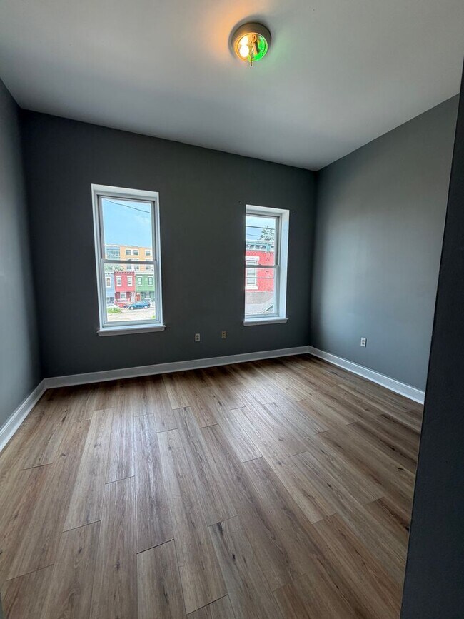 Building Photo - Spacious 3 Bedroom with Washer/Dryer