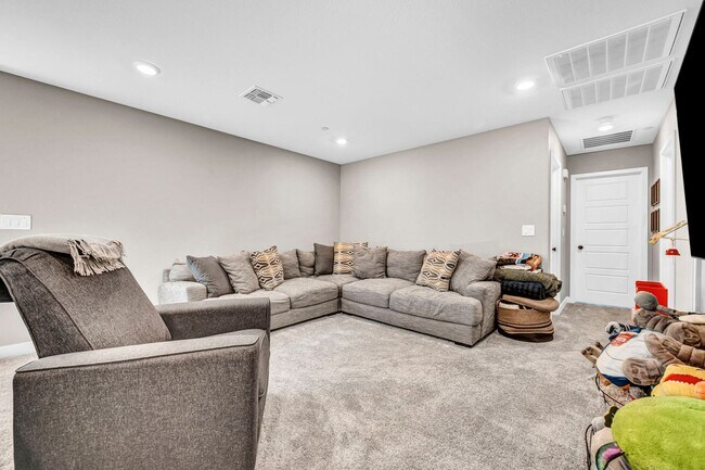 Building Photo - Spacious 5-Bedroom Home with Loft, Pool & Mountain Views