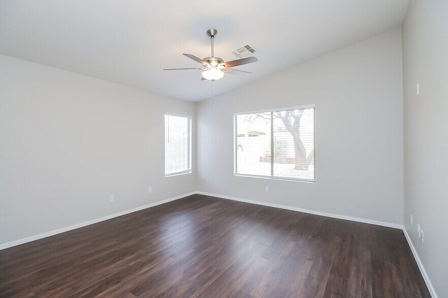 Building Photo - 11142 E Catalina Ave