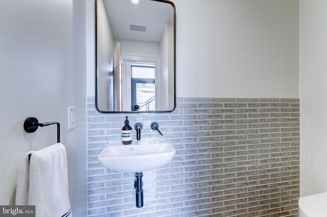 Building Photo - 1327 R St NW