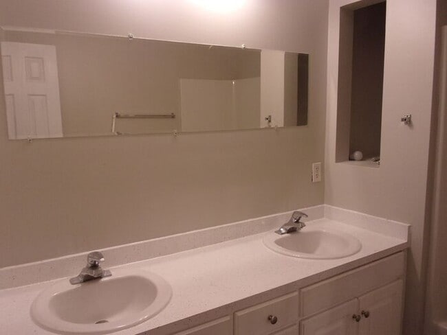 Building Photo - Recently Renovated 2 Bedroom 1 1/2 Bath To...