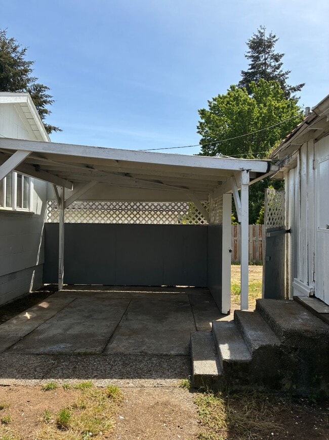 Building Photo - Country Charmer in Town Coquille