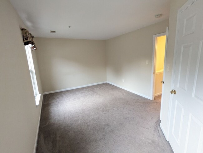 Building Photo - Townhome in *OAKDALE school district* ready for you now!