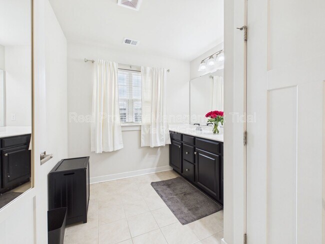 Building Photo - 555 Oliver Wy