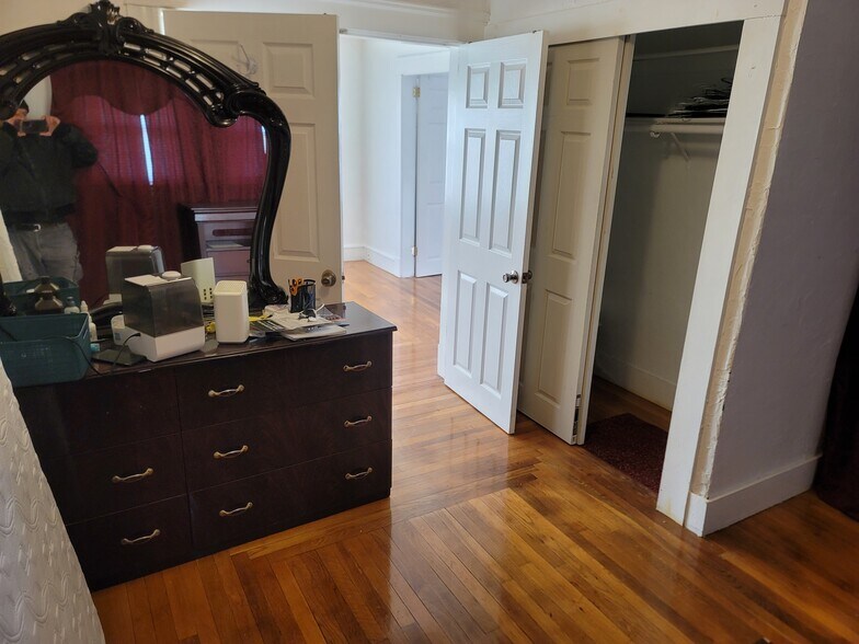 Building Photo - 94 Gill St