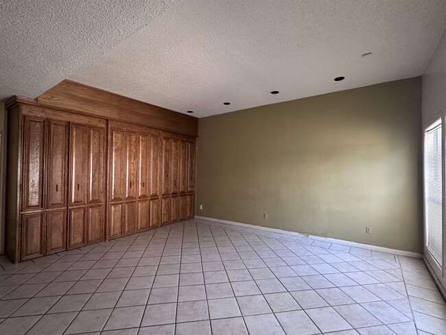 Building Photo - 106 Martingale