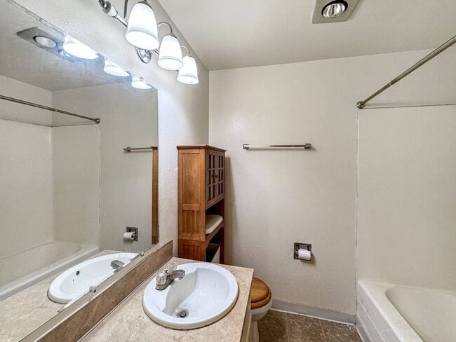Building Photo - 2 Bedroom Condo For Rent - 3 Month Lease