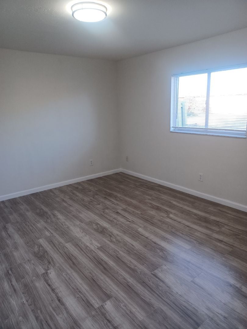 Building Photo - 3/2 Duplex w/ Garage.  Tenant occupied until 3/31/26.