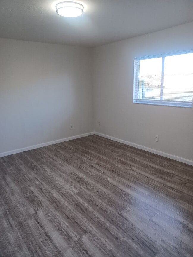 Building Photo - 3/2 Duplex w/ Garage.  Tenant occupied until 3/31/26.