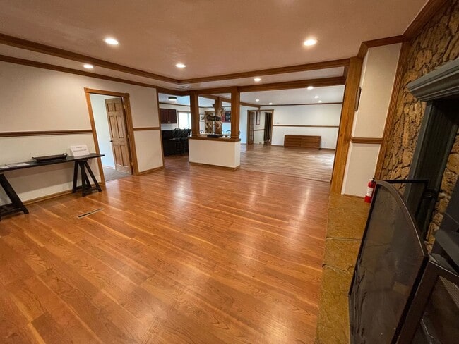 Building Photo - Spacious Single Level Ranch Style 4 Bed 2 ...