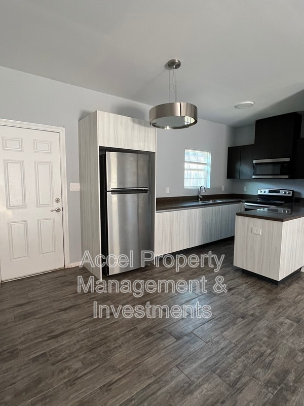 Building Photo - 1805 Cari Nicole Ave