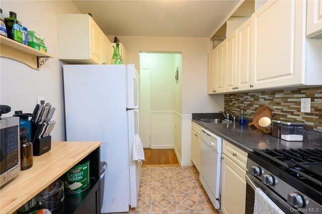 Building Photo - 4 Sadore Ln