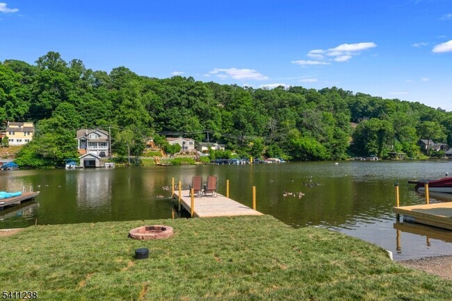 Building Photo - 18 W River Styx Rd