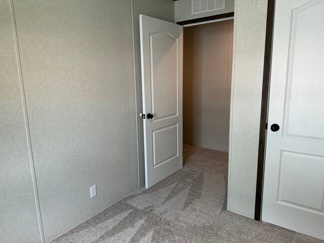 Building Photo - 48579 Leafdale Ct